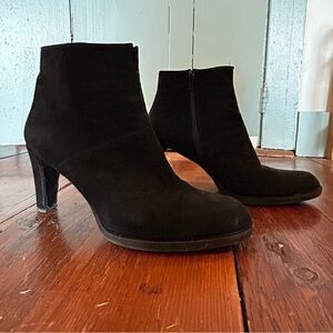 Suede Stuart Weitzman Bootie. Sz 10